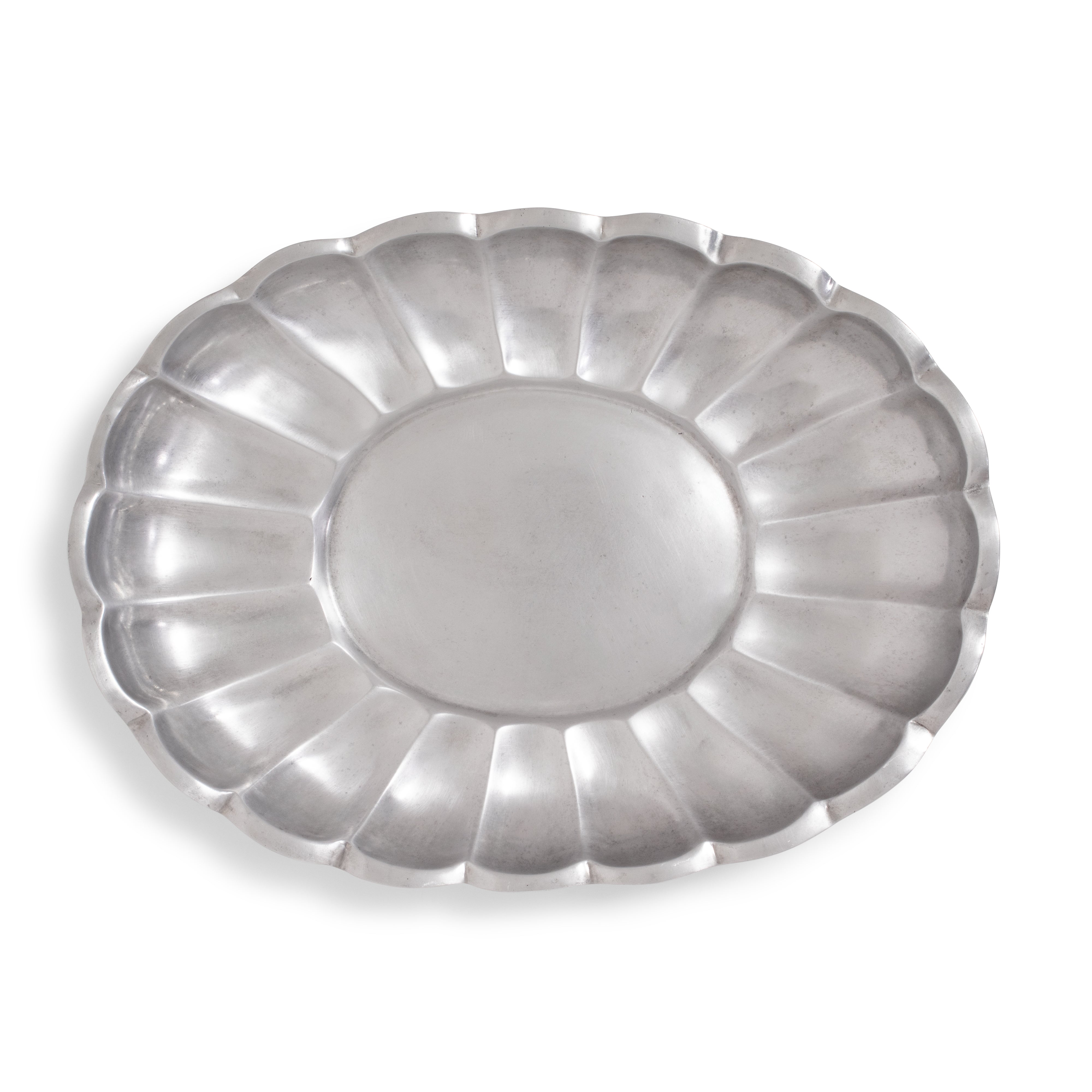 Regal Scalloped Oval Tray 21"L x 15"W